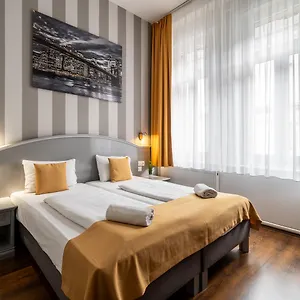 Full Moon Hotel Budapeste